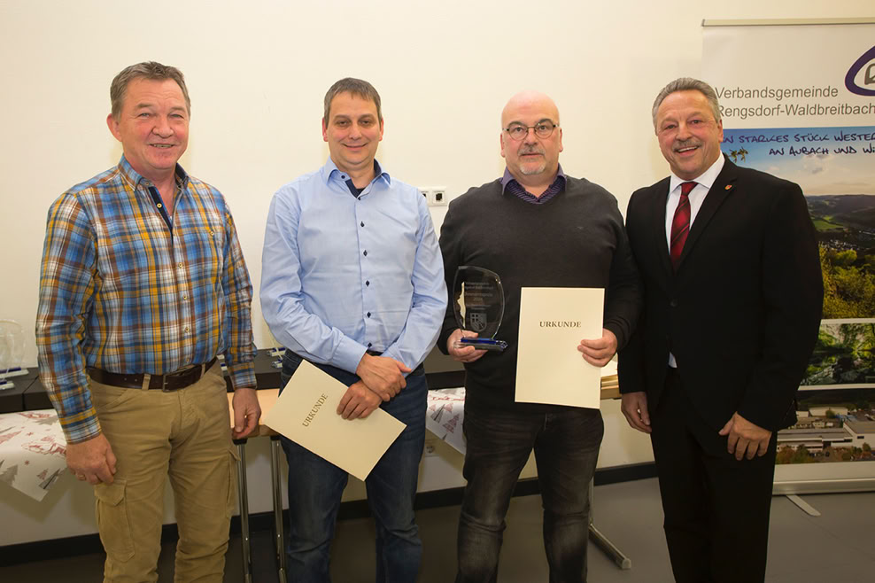 Foto, vl. Helmut Blasius, Ortsbürgermeister Meinborn, Ehrenamtspreisträger Thorsten Troß und Karl-Heinz Dietz, Verbandsbürgermeister Hans-Werner Breithausen.