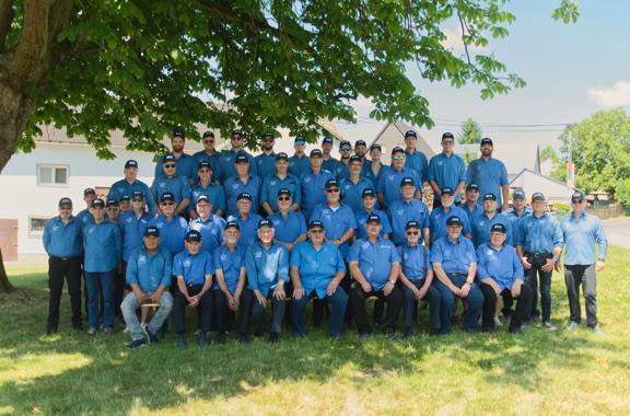 Gruppenfoto der Ehemaligen Burschen Meinborn mit ihren Kappen